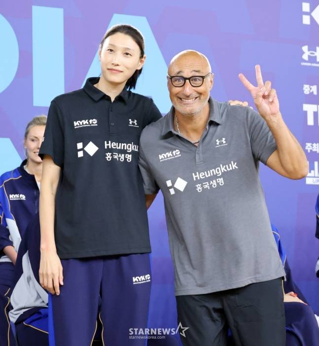 김연경(왼쪽)이 16일 KYK 인비테이셔널 2025 미디어데이에서 아본단자 감독과 기념촬영을 하고 있다. /사진=강영조 선임기자