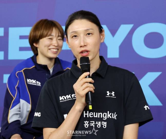 김연경(오른쪽)이 취재진의 질문에 답하고 있다. /사진=강영조 선임기자