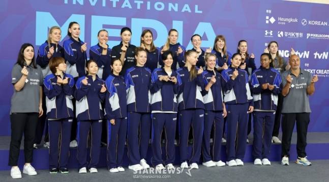 단체 사진을 찍고 있는 세계 올스타 선수들. /사진=강영조 선임기자