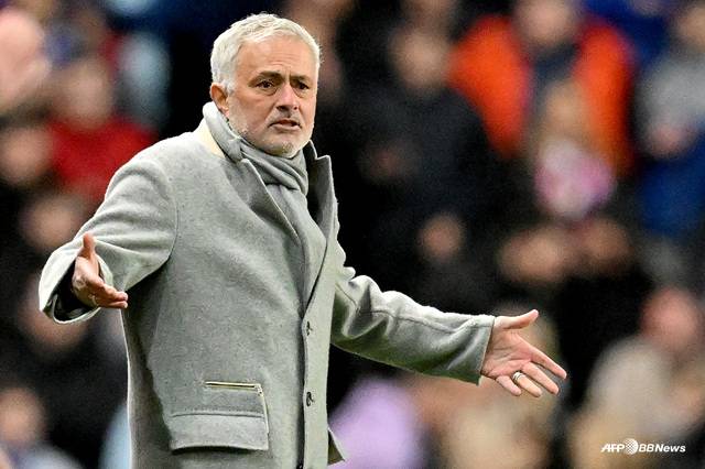 선수들에게 지시하는 조세 무리뉴 감독. /AFPBBNews=뉴스1