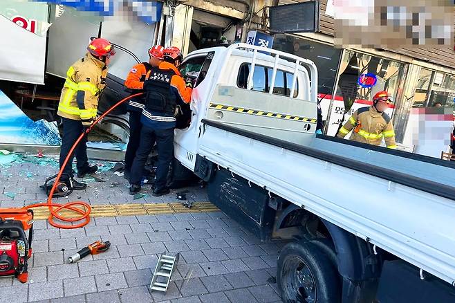 회전교차로에서 사고 난 포터 트럭