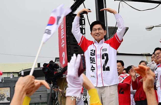 김문수 국민의힘 대선 후보가 16일 경기 수원시 팔달구 지동시장을 찾아 시민들에게 지지를 호소하며 손하트를 만들어 보이고 있다. 한수빈 기자