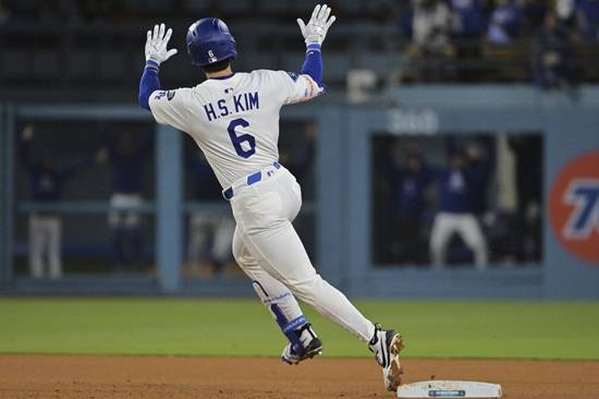 미국 메이저리그 LA 다저스의 김혜성이 15일(한국시간) 미국 캘리포니아주 로스앤젤레스 다저스타디움에서 열린 2025 메이저리그 오클랜드와의 홈 경기에 9번타자 겸 2루수로 선발출전, 빅리그 데뷔 첫 홈런을 기록했다. 사진 연합뉴스
