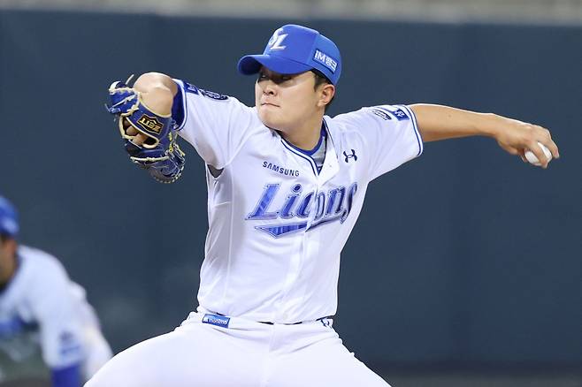삼성 라이온즈 이승민이 경기에 구원 등판해 투구하고 있다. 삼성 라이온즈