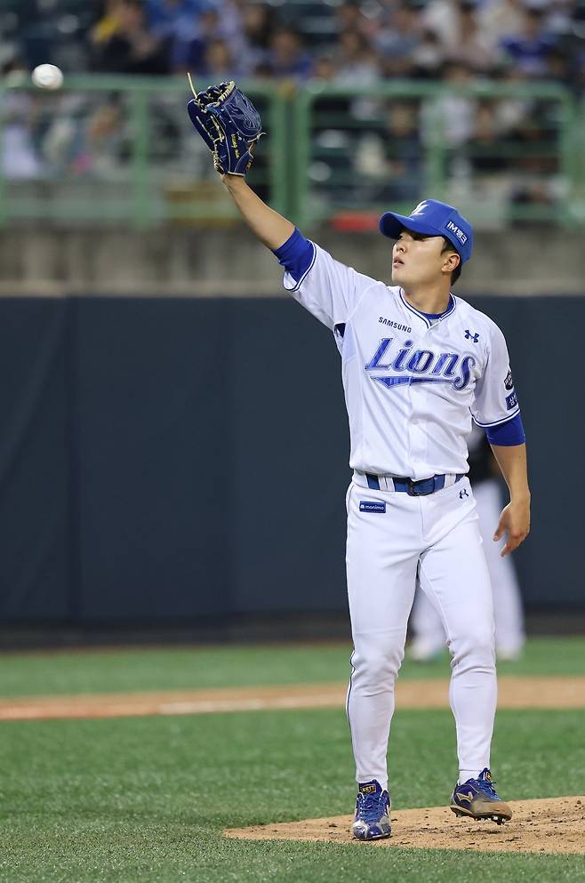삼성 라이온즈 이승민이 경기에 구원 등판해 포수로부터 공을 받고 있다. 삼성 라이온즈