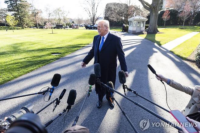 지난 3월 F-47에 대해 설명하는 트럼프 대통령 [EPA 연합뉴스 자료사진 재판매 및 DB 금지]