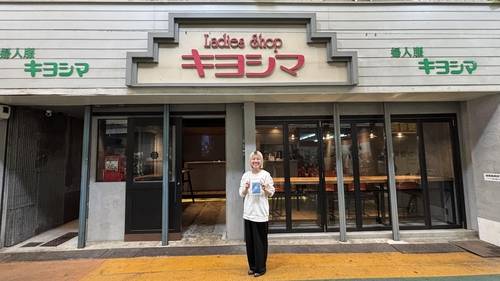 옛 기모노가게가 이젠 호텔 프런트 (오사카=연합뉴스) 차대운 기자 = 일본 오사카 후세역 앞에 자리잡은 세카이 호텔의 프런트 공간. 폐업한 여성용 기노모 가게가 있던 곳을 카페풍으로 개조한 뒤 예약 고객을 맞이하는 프런트 공간으로 쓰고 있다. 2025.5.16
cha@yna.co.kr
(끝)