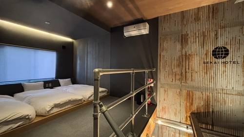 옛 지물포 문을 열고 들어가면 만날 수 있는 '비밀 객실' (오사카=연합뉴스) 차대운 기자 = 일본 오사카 후세역 앞에 자리잡은 세카이 호텔의 객실. 지물포가 있던 2층 목조 건물을 리노베이션해 만들었다. 시장통에 있는 건물의 외관은 최대한 살리면서 건물 내부는 현대식 디자인으로 새단장했다. 2025.5.16 
cha@yna.co.kr
(끝)