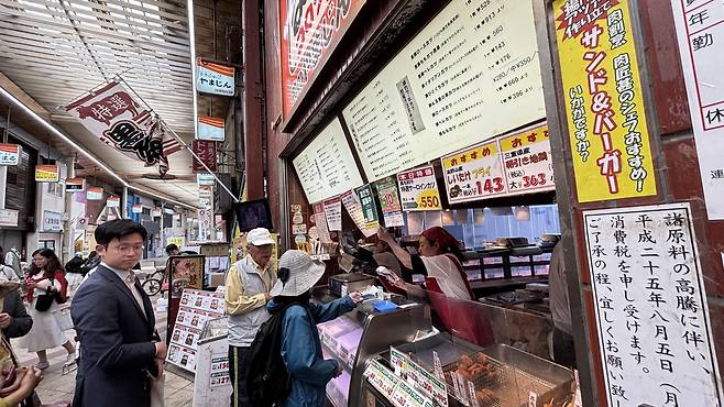 손님들이 줄 선 튀김 가게 (오사카=연합뉴스) 차대운 기자 = 일본 오사카 외곽 후세역 앞 시장에 있는 튀김가게에 손님들이 줄을 서 물건을 사고 있다. 이곳 상인들은 세카이 호텔이 들어와 마을에 활기가 돌면서 손님들이 늘었다며 반긴다. 2025.5.16
cha@yna.co.kr
(끝)