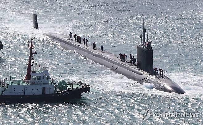 미국 핵 추진 잠수함 버몬트함 부산 입항 미국의 핵 추진 잠수함 버몬트함이 2024년 9월 23일 오전 부산 남구 해군작전사령부 부산작전기지에 입항하고 있다. 길이 115ｍ, 폭 10ｍ, 배수량 7천800t의 이 잠수함은 역내 작전 임무를 수행하던 중 군수 적재와 승조원 휴식을 위해 입항했다. 
[연합뉴스 사진]