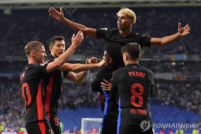 야말(가운데)의 선제 결승 골 후 세리머니 하는 바르셀로나 선수들. [AFP=연합뉴스]