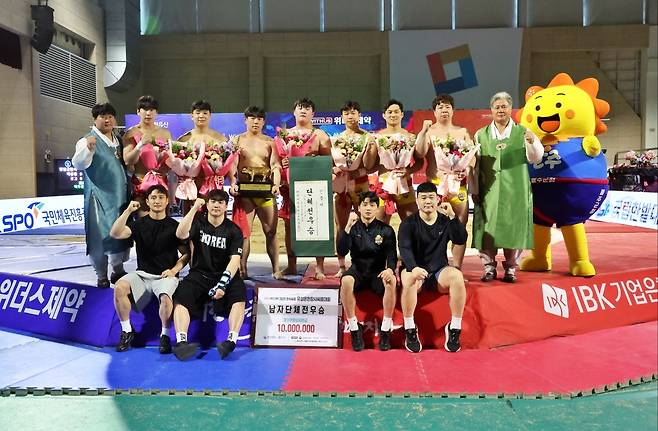 울주군청 해뜨미씨름단, 유성온천장사씨름대회 단체전 우승 [울주군 제공.재판매 및 DB 금지]