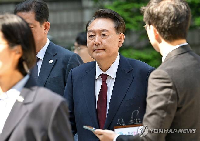 서울중앙지법 향하는 윤석열 전 대통령 (서울=연합뉴스) 윤석열 전 대통령이 12일 서울 서초구 중앙지방법원에서 열린 내란 우두머리 혐의, 직권남용 권리행사방해 혐의 사건 3차 공판에 출석하고 있다. 2025.5.12 [사진공동취재단] photo@yna.co.kr