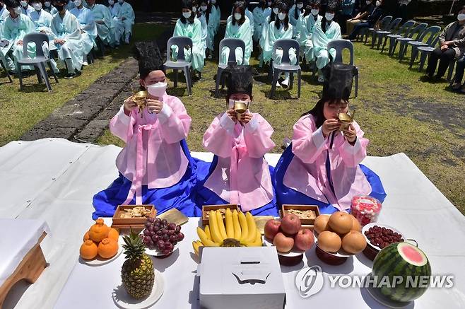전통 성년례 [연합뉴스 자료사진]