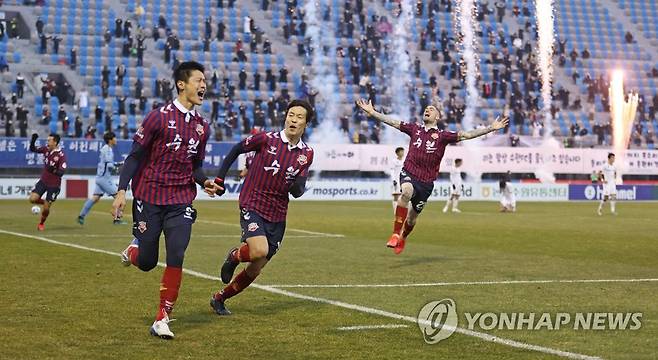 수원FC 극적 동점골 (수원=연합뉴스) 류영석 기자 = 29일 경기도 수원종합운동장에서 열린 하나원큐 K리그2 승격 플레이오프전 수원FC와 경남FC의 경기.
    수원FC 안병준이 경기 후반 동점골을 넣은 뒤 환호 하고 있다. 2020.11.29 ondol@yna.co.kr