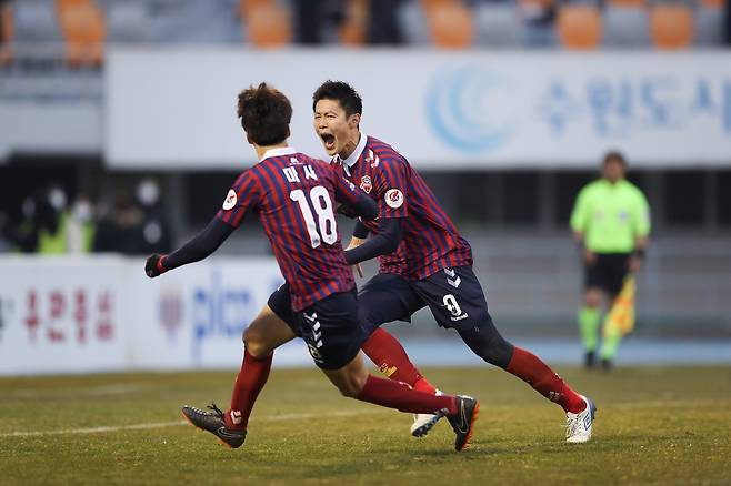 수원FC에서 마사와 함께 뛰던 안병준(오른쪽)의 모습. [수원FC 제공. 재판매 및 DB 금지]