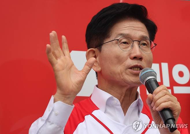 김문수의 GTX 공약 (화성=연합뉴스) 박동주 기자 = 국민의힘 김문수 대선 후보가 16일 경기 화성시 동탄역 앞에서 GTX 관련 공약 발표를 하고 있다. 2025.5.16 pdj6635@yna.co.kr