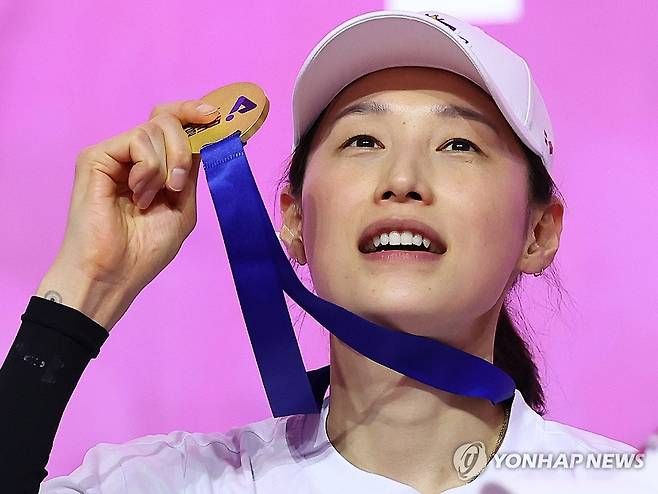 통합우승으로 화려한 마침표 찍은 김연경 (인천=연합뉴스) 김도훈 기자 = 8일 인천 삼산월드체육관에서 열린 프로배구 V리그 여자부 챔피언결정전 흥국생명과 정관장의 5차전 경기에서 승리하며 통합우승을 차지한 흥국생명 김연경이 메달을 들어 보이고 있다. 2025.4.8 superdoo82@yna.co.kr