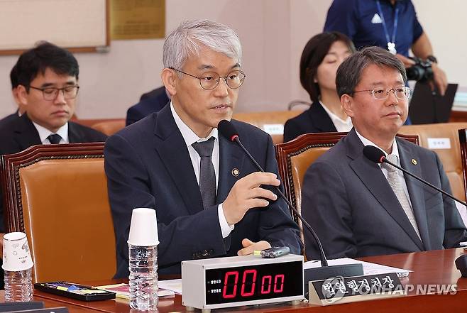 의원 질의에 답하는 천대엽 법원행정처장 (서울=연합뉴스) 김주형 기자 = 천대엽 법원행정처장이 14일 서울 여의도 국회에서 열린 법원조직법·공직선거법·헌법재판소 등을 심사하는 법제사법위원회 전체회의에서 의원 질의에 답하고 있다. 2025.5.14 kjhpress@yna.co.kr