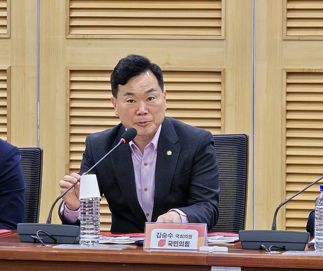 인사하는 국민의힘 김승수 의원     (서울=연합뉴스) 김주환 기자 = 국민의힘 김승수 의원이 16일 서울 여의도 국회 의원회관에서 열린 'e스포츠 지역리그의 성공적 정착 및 발전을 위한 토론회'에서 인사하고 있다. 2025.5.16 jujuk@yna.co.kr