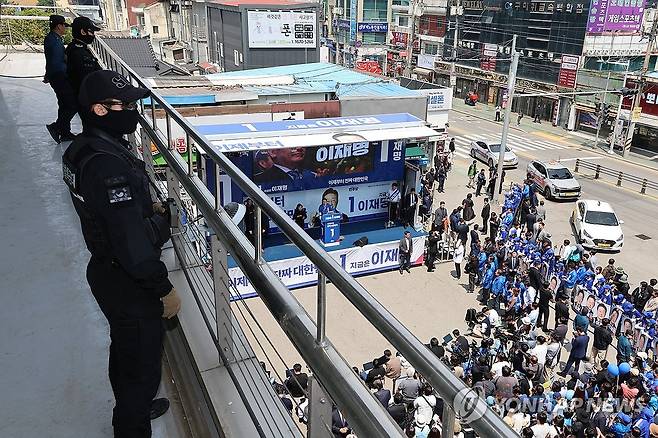 경비 삼엄한 이재명 후보 유세장 (구미=연합뉴스) 김주성 기자 = 더불어민주당 이재명 대선 후보의 대구·경북(TK) 지역 유세가 열린 13일 경북 구미시 구미역광장에서 경찰특공대원들이 경호·경비 활동을 하고 있다. 2025.5.13 utzza@yna.co.kr