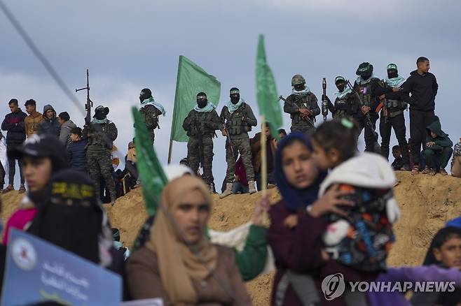 인질 석방 과정에서 모습을 드러낸 하마스 전투원들 [AP 연합뉴스 자료사진. 재판매 및 DB 금지]