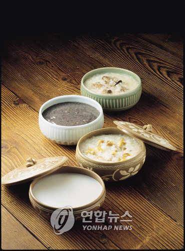 궁중음식 죽 죽. 늦은 수라를 뜨기 전 초조반이나 낮것상으로 죽을 즐겨먹었다. 위에서부터 흰죽을 끓이다가 다진 쇠고기와 채 쌈 표고를 합하여 양념한 장국죽, 검정깨를 곱게 갈아 쌀과 함께 끓인 흑임자죽, 전복죽, 흰죽. 사진/이진욱기자  (연합뉴스 이매진)