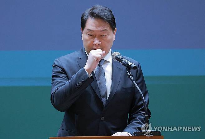 최태원 "SKT 해킹사태 뼈아프게 반성" (서울=연합뉴스) 서명곤 기자 = 최태원 SK그룹 회장이 7일 서울 중구 SKT타워에서 열린 유심 정보 유출 관련 일일 브리핑에 참석, SK텔레콤에서 일어난 해킹 피해에 대해 사과하고 있다. 2025.5.7 [공동취재] seephoto@yna.co.kr