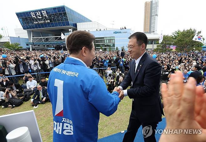 무소속 김상욱 의원과 악수하는 이재명 후보 (익산=연합뉴스) 황광모 기자 = 더불어민주당 이재명 대선후보가 16일 전북 익산시 익산역 동부광장에서 열린 유세에서 무소속 김상욱 의원과 악수하고 있다. 2025.5.16 hkmpooh@yna.co.kr