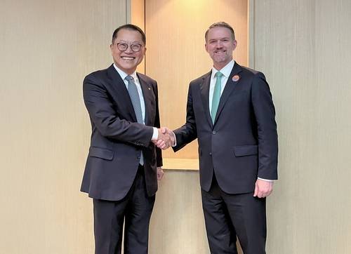 美 무역대표부 대표, 한화오션 김희철 대표와 조선 협력 방안 논의 (서울=연합뉴스) 한화오션 김희철 대표(왼쪽)가 16일 오후 미국무역대표부(USTR) 제이미슨 그리어 대표와 만나 조선산업 협력방안에 대해 논의했다. 2025.5.16 [한화오션 제공. 재판매 및 DB 금지]