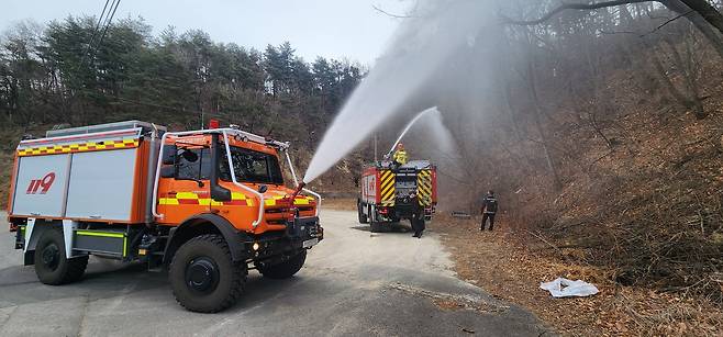산불 대응하는 강원소방 [강원특별자치도소방본부 제공. 재판매 및 DB 금지]