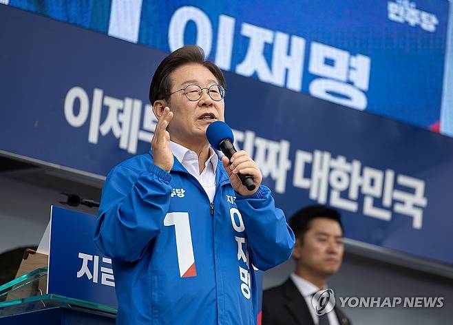 연설하는 이재명 후보 (군산=연합뉴스) 황광모 기자 = 더불어민주당 이재명 대선후보가 16일 전북 군산시 구 시청광장에서 열린 유세에서 지지를 호소하는 연설을 하고 있다. 2025.5.16 [공동취재] hkmpooh@yna.co.kr