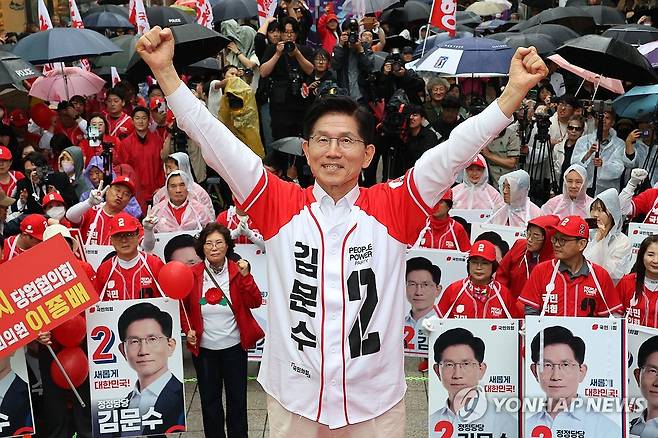 청주서 지지호소하는 김문수 후보 (청주=연합뉴스) 박동주 기자 = 국민의힘 김문수 대선 후보가 16일 충북 청주시 올리브영 청주타운 앞에서 집중 유세를 하고 있다. 2025.5.16 [공동취재] pdj6635@yna.co.kr