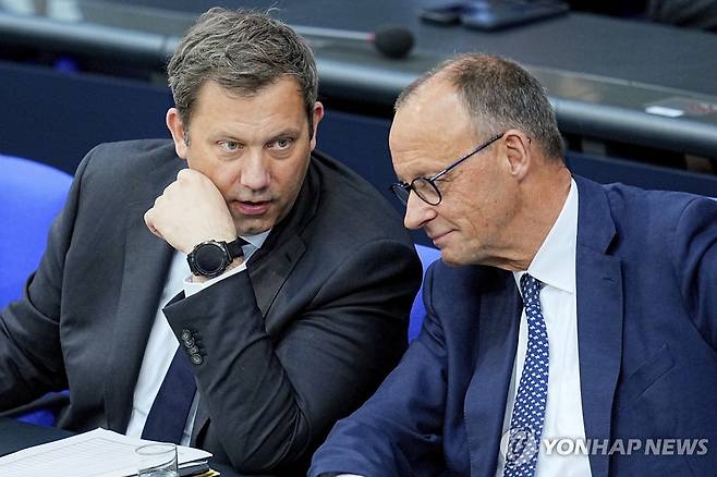 라르스 클링바일 SPD 공동대표(왼쪽)와 프리드리히 메르츠 총리 [dpa / AP 연합뉴스. 재판매 및 DB 금지]