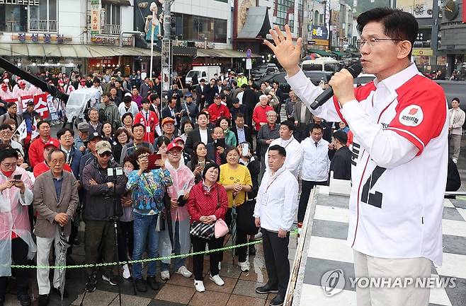 수원 지동시장에서 유세하는 김문수 후보 (수원=연합뉴스) 박동주 기자 = 국민의힘 김문수 대선 후보가 16일 경기 수원시 지동시장에서 유세하고 있다. 2025.5.16 [공동취재] pdj6635@yna.co.kr