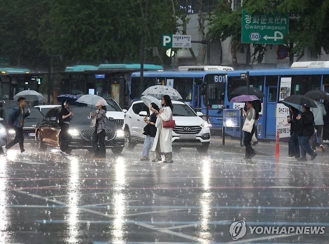 '쏟아지는 비' (서울=연합뉴스) 이진욱 기자 = 비가 내린 16일 서울 광화문사거리에서 시민들이 우산을 쓴 채 횡단보도를 건너고 있다. 2025.5.16 cityboy@yna.co.kr