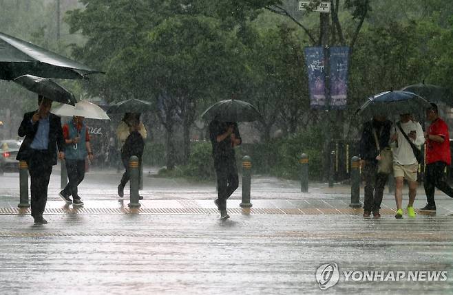 '쏟아지는 비' (서울=연합뉴스) 이진욱 기자 = 비가 내린 16일 서울 광화문광장 인근에서 시민들이 우산을 쓴 채 이동하고 있다. 2025.5.16 cityboy@yna.co.kr
