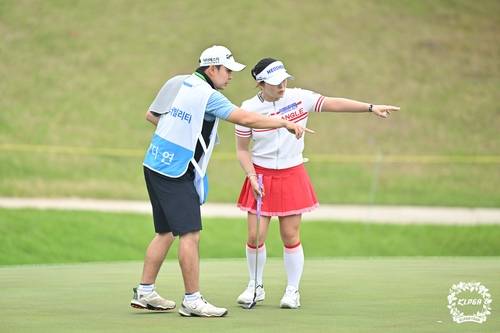 캐디와 그린 경사를 살피는 이다연. [KLPGA 제공. 재판매 및 DB 금지]