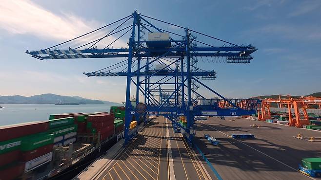 HD현대삼호가 제작한 자동화 스마트 컨테이너 크레인(DTQC) [HD현대 제공. 재판매 및 DB 금지]