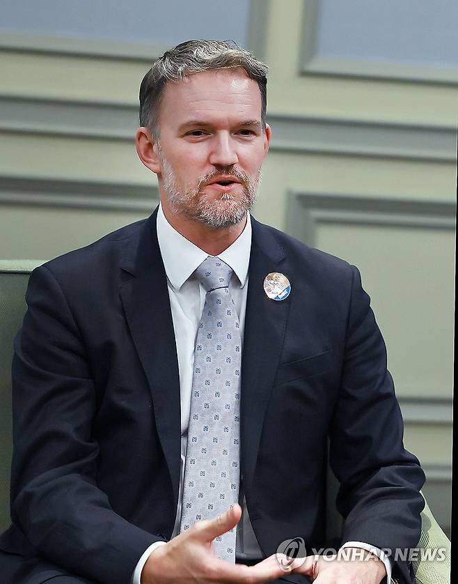 정인교 통상교섭본부장 만난 제이미슨 그리어 USTR 대표 (서울=연합뉴스) 제이미슨 그리어 미국 무역대표부(USTR) 대표가 15일 제주 서귀포시 제주국제컨벤션센터에서 열린 '2025 APEC 통상장관회의'에 참석한 정인교 산업통상자원부 통상교섭본부장과 면담하고 있다. 2025.5.15 [산업통상자원부 제공. 재판매 및 DB 금지] photo@yna.co.kr