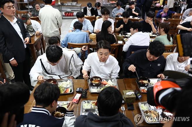 단국대 천안캠퍼스 학식 먹는 이준석 후보 (천안=연합뉴스) 윤동진 기자 = 개혁신당 이준석 대선 후보가 16일 충청남도 단국대학교 천안캠퍼스에서 진행한 '학식먹자 이준석' 행사에서 학생들과 점심을 먹으며 대화를 나누고 있다. 2025.5.16 mon@yna.co.kr
