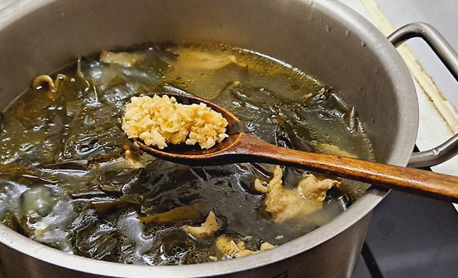 제발 '국 끓일 때' 이 재료 함부로 넣지 마세요… 의사도 깜짝 놀란 원인 | 3분건강레터