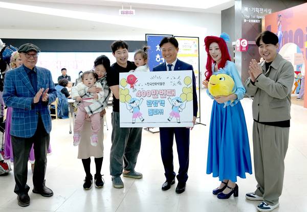 지난 5일 한국만화박물관을 찾은 400만번째 관람객이 탄생해 이를 축하하고 있다. 사진 왼쪽부터 한국만화영상진흥원 조관제 이사장, 400만번입장객가족, 조용익 부천시장, 한국만화영상진흥원 백종훈 원장 순. 2025.5.5 /한국만화영상진흥원 제공