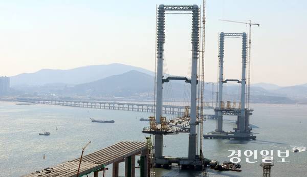 28일 오전 제3연륙교 주탑 상판 작업이 한창이다. 서구는 이 주탑 위치를 근거로 제3연륙교 명칭이 ‘청라대교’가 돼야 한다고 주장하지만, 중구는 인천 도시브랜드를 압축한 ‘영종하늘대교’로 정해야 한다고 맞서고 있다. 2025.4.28 /김용국기자 yong@kyeongin.com