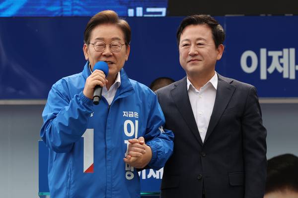 더불어민주당 이재명 대선후보가 17일 광주광역시 서구 김대중컨벤션센터 광장에서 열린 집중유세에서 이 후보 지지를 선언한 김용남 전 의원을 소개하고 있다.  2025.5.17 /연합뉴스