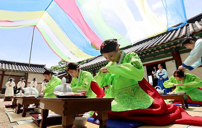 ▲ 성년의날을 이틀 앞둔 17일 인천 미추홀구 인천향교에서 열린 '성년의 날 행사'에 참석한 올해 성년이 되는 청소년들이 전통 성년례 재현을 하고 있다. /이재민 기자 leejm@incheonilbo.com