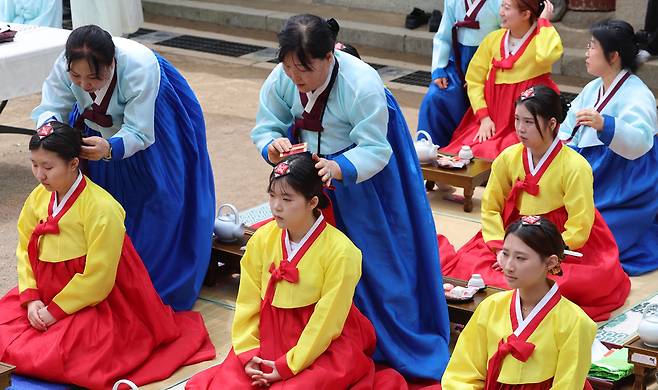 ▲ 성년의날을 이틀 앞둔 17일 인천 미추홀구 인천향교에서 열린 '성년의 날 행사'에 참석한 올해 성년이 되는 청소년들이 전통 성년례 재현을 하고 있다. /이재민 기자 leejm@incheonilbo.com