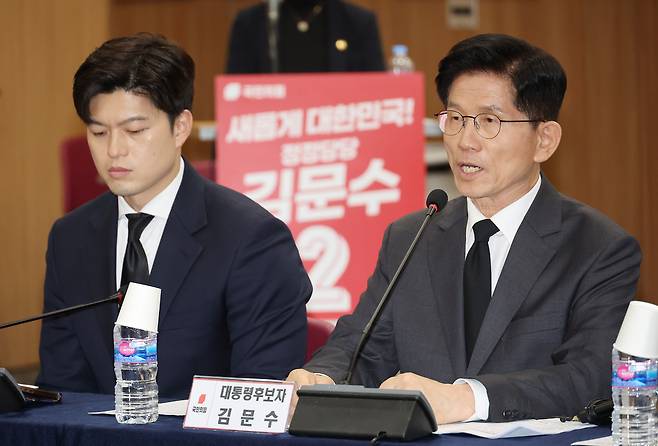 ▲ 국민의힘 김문수 대선 후보가 17일 광주 서구 김대중컨벤션센터에서 열린 현장 선거대책위원회 회의에서 발언하고 있다. /연합뉴스