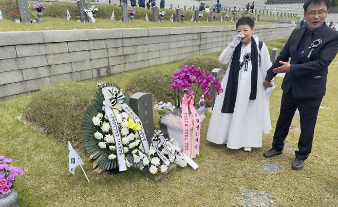 고(故) 박관현 열사의 누님 박행순(70대·흰색 옷) 씨도 묘지를 찾았다. /임지섭 기자 ljs@namdonews.com