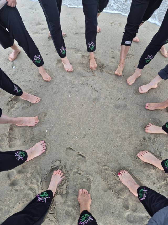 부산 기장군민 20여 명으로 구성된 맨발걷기 모임 '온리유'의 다양한 활동 모습. 온리유 제공
